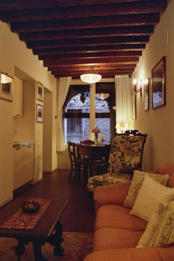 Appartement Al Pozzo Dei Scoacamini, 100 M From San Marco, Ground Floor Venise